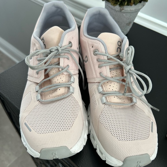 On Women's Cloud 5 Tennis Shoes, Shell/White, 9.5, Shell White🔥NO Offers🔥 - Picture 2 of 7